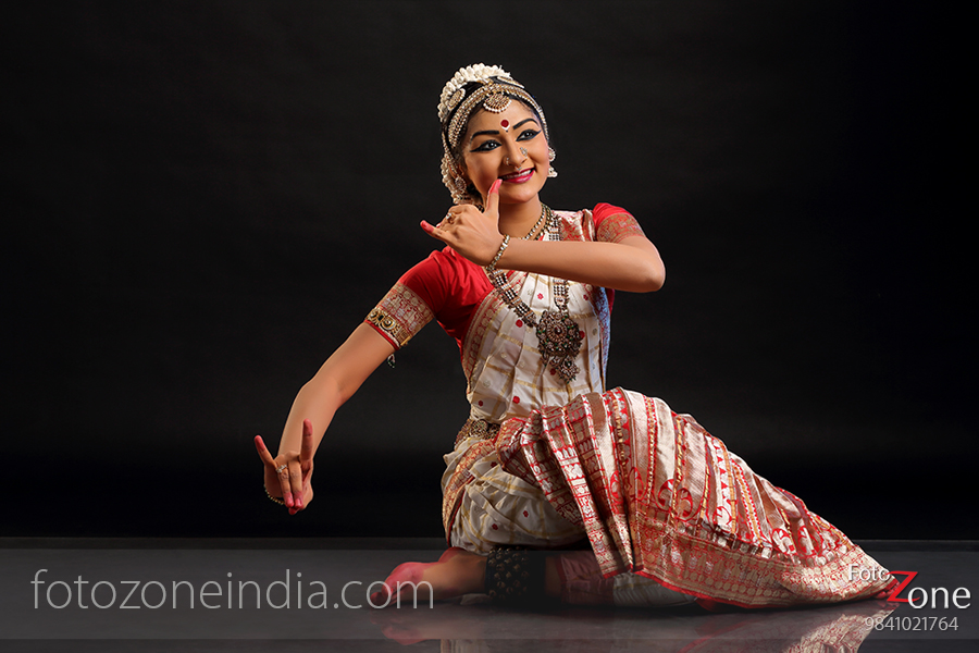 Bharatnatyam poses series….Devi Durga….gorgeous and beautiful bharatnatyam  dancer Mohul Mukherjee…. @classicalmohul #bharatanatyam ... | Instagram