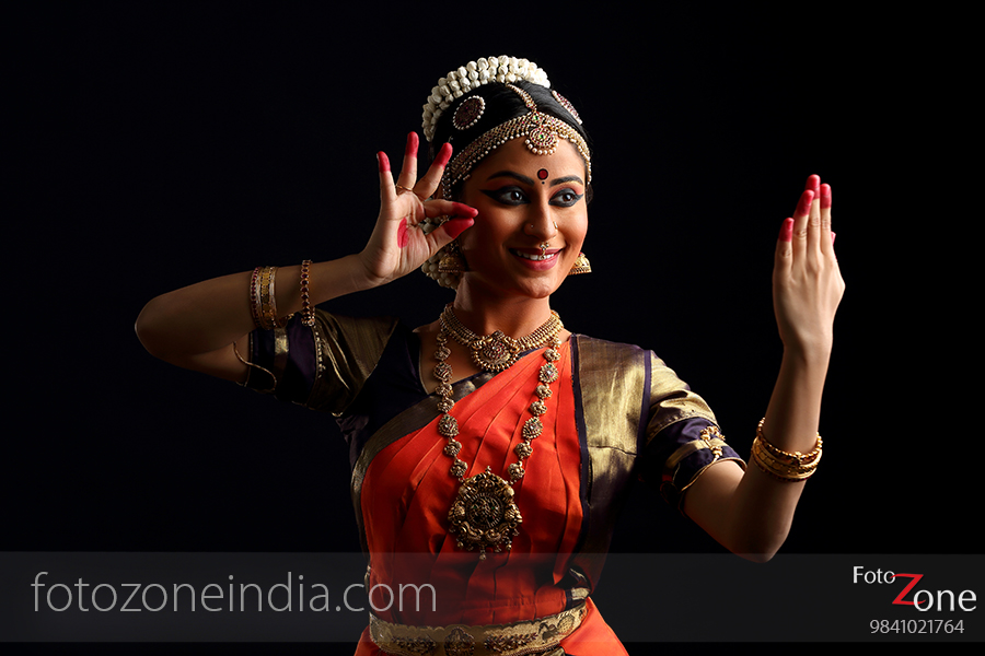 Two women performing Bharatanatyam dance Stock Photo - Alamy