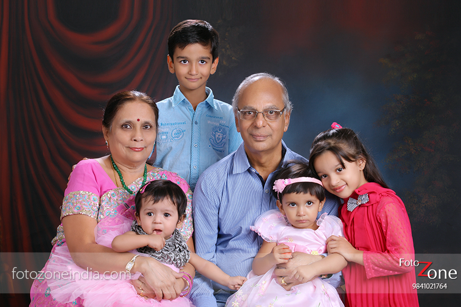 Simple ideas for Indian Family photoshoot at home, photography by Vinus  Images | Family photoshoot, Family photoshoot poses, Family portrait poses
