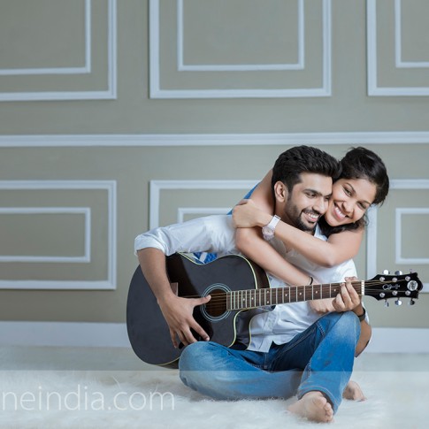 Man playing a guitar for a woman and smiling Stock Photo - Alamy